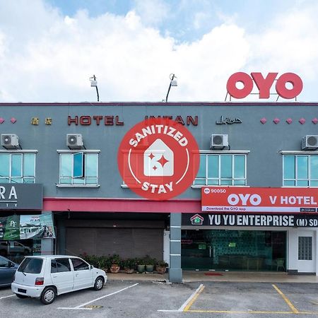 Oyo 90050 V Hotel Телук-Інтан Екстер'єр фото