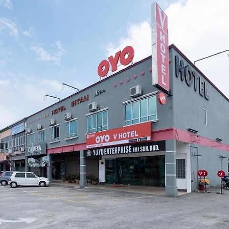 Oyo 90050 V Hotel Телук-Інтан Екстер'єр фото