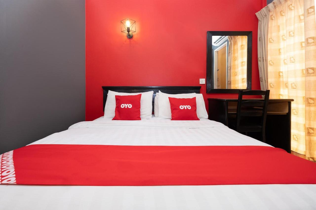 Oyo 90050 V Hotel Телук-Інтан Екстер'єр фото