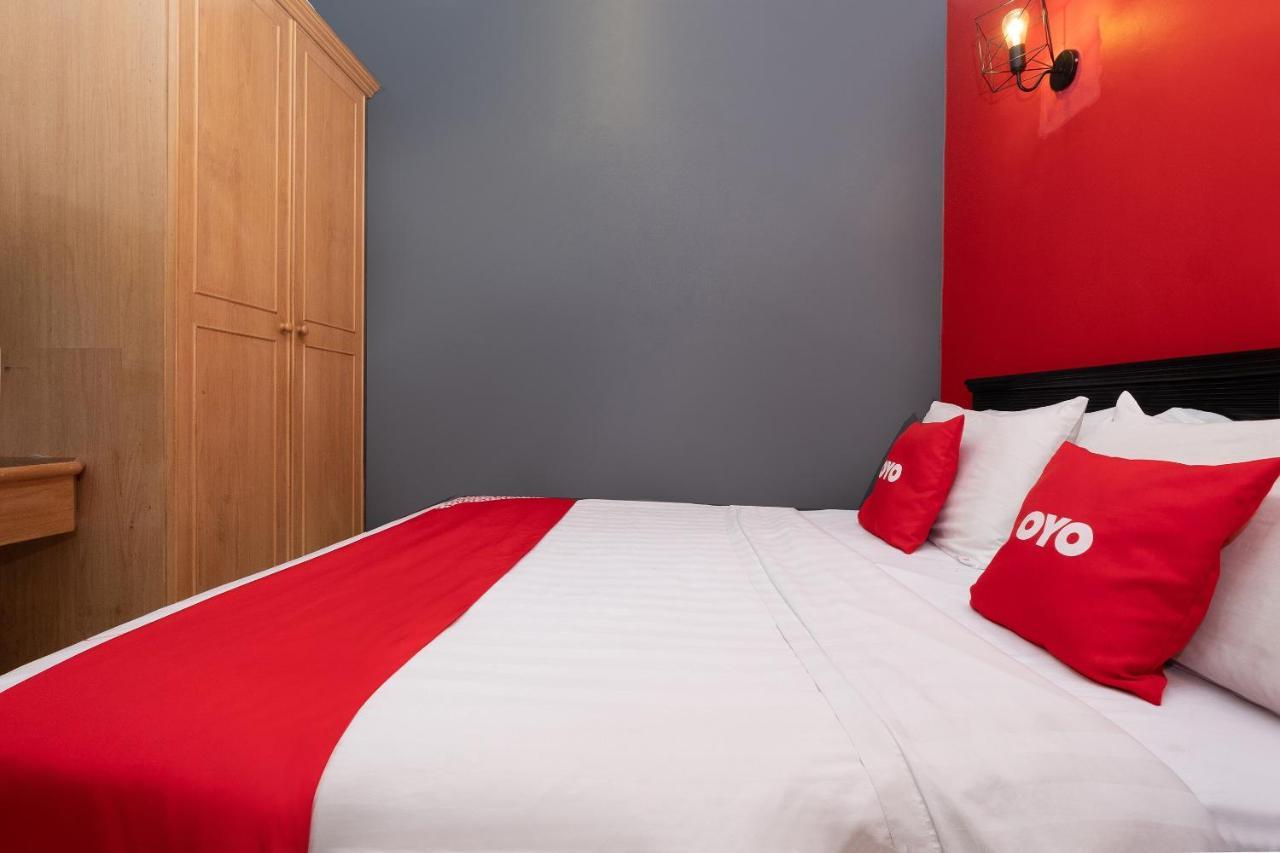Oyo 90050 V Hotel Телук-Інтан Екстер'єр фото