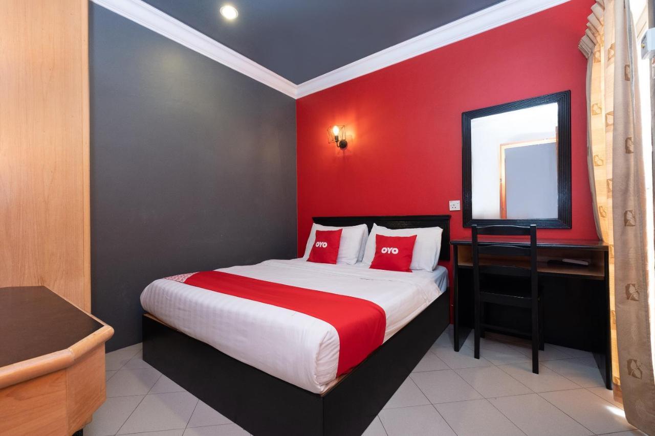 Oyo 90050 V Hotel Телук-Інтан Екстер'єр фото