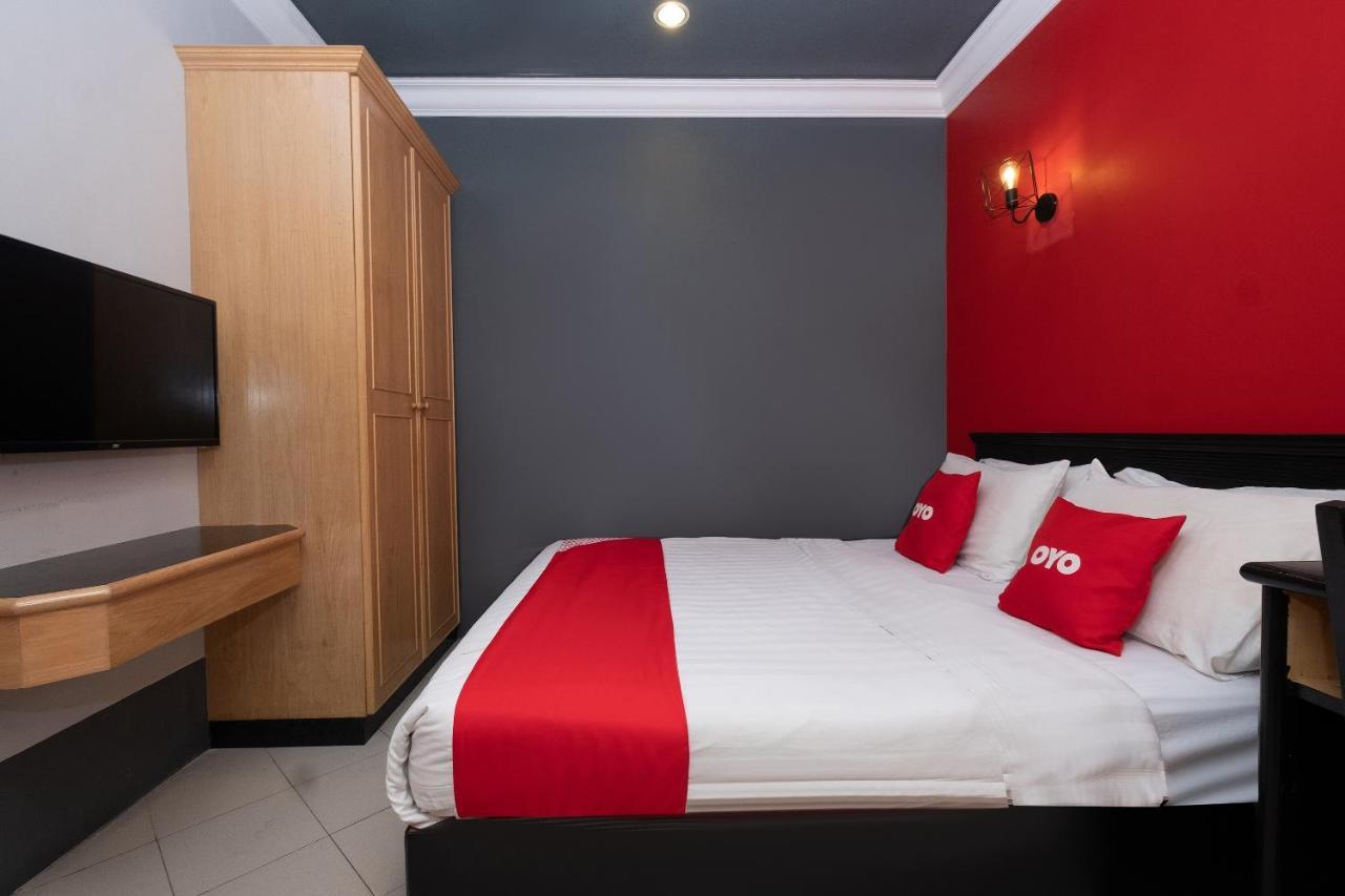 Oyo 90050 V Hotel Телук-Інтан Екстер'єр фото