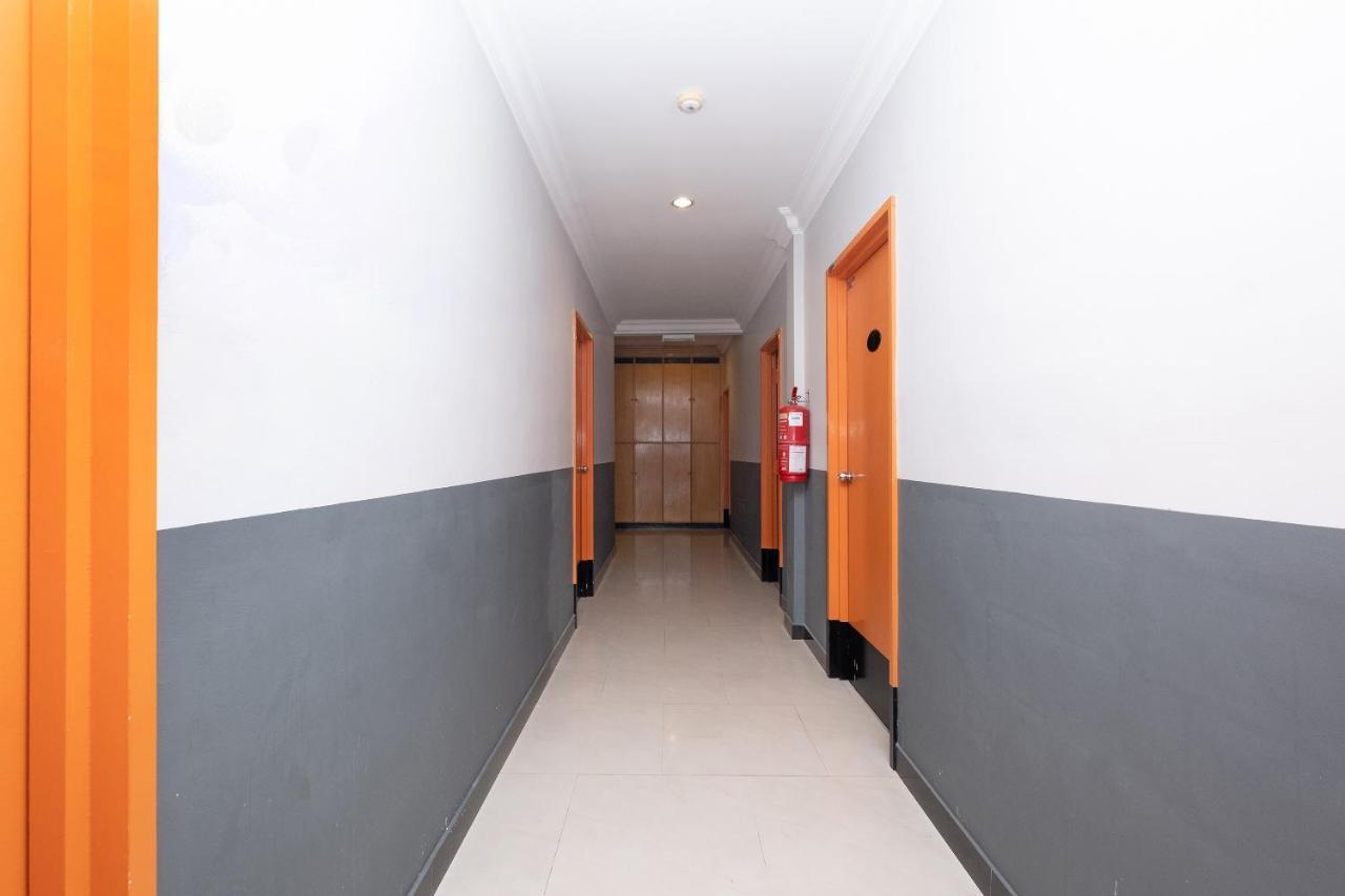 Oyo 90050 V Hotel Телук-Інтан Екстер'єр фото