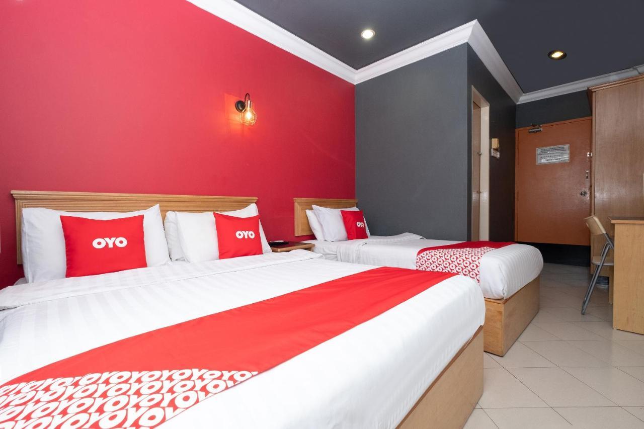 Oyo 90050 V Hotel Телук-Інтан Екстер'єр фото