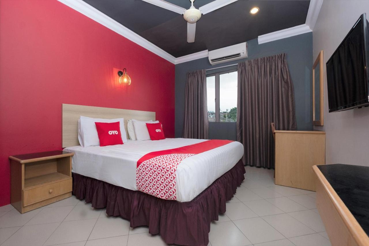 Oyo 90050 V Hotel Телук-Інтан Екстер'єр фото
