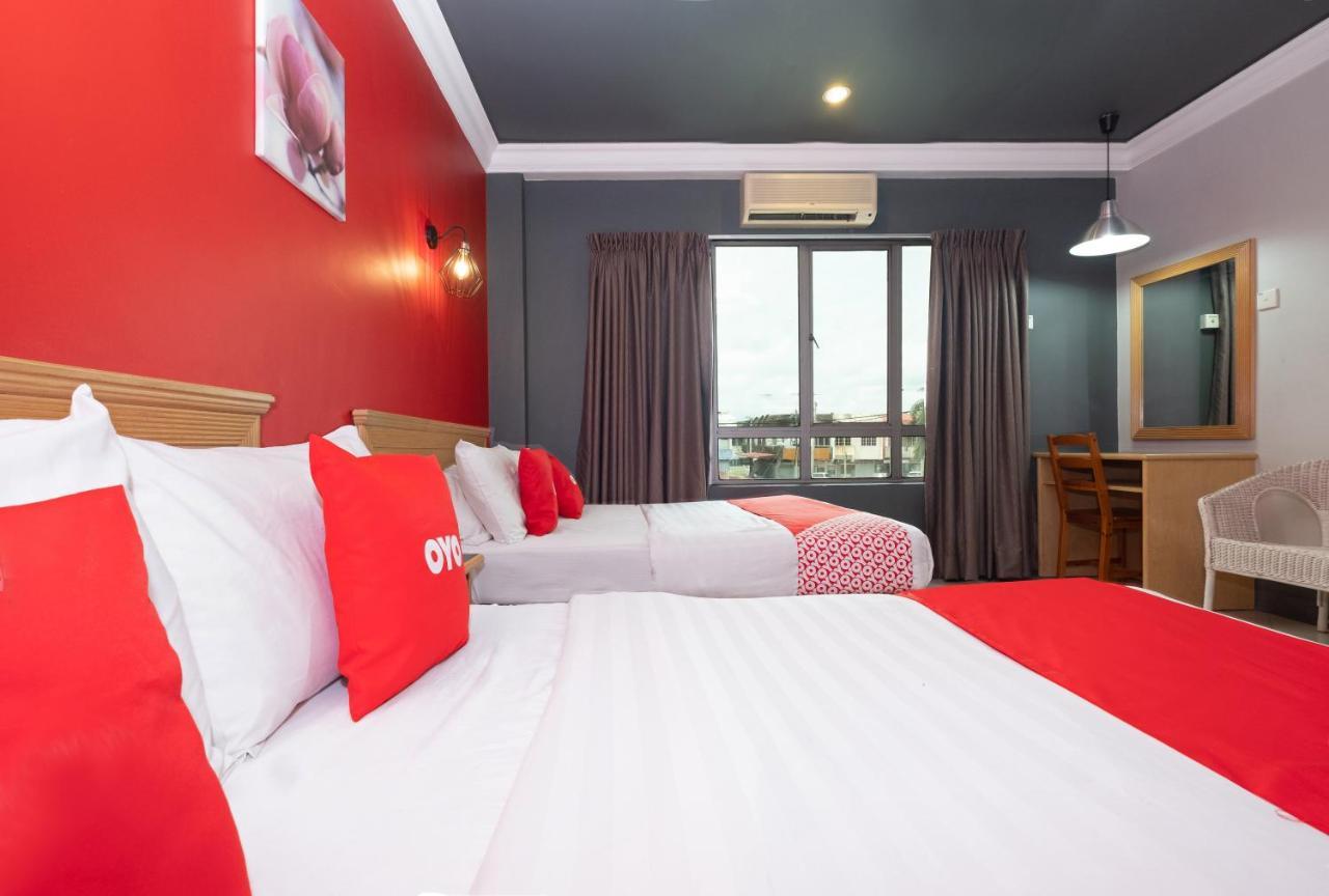 Oyo 90050 V Hotel Телук-Інтан Екстер'єр фото