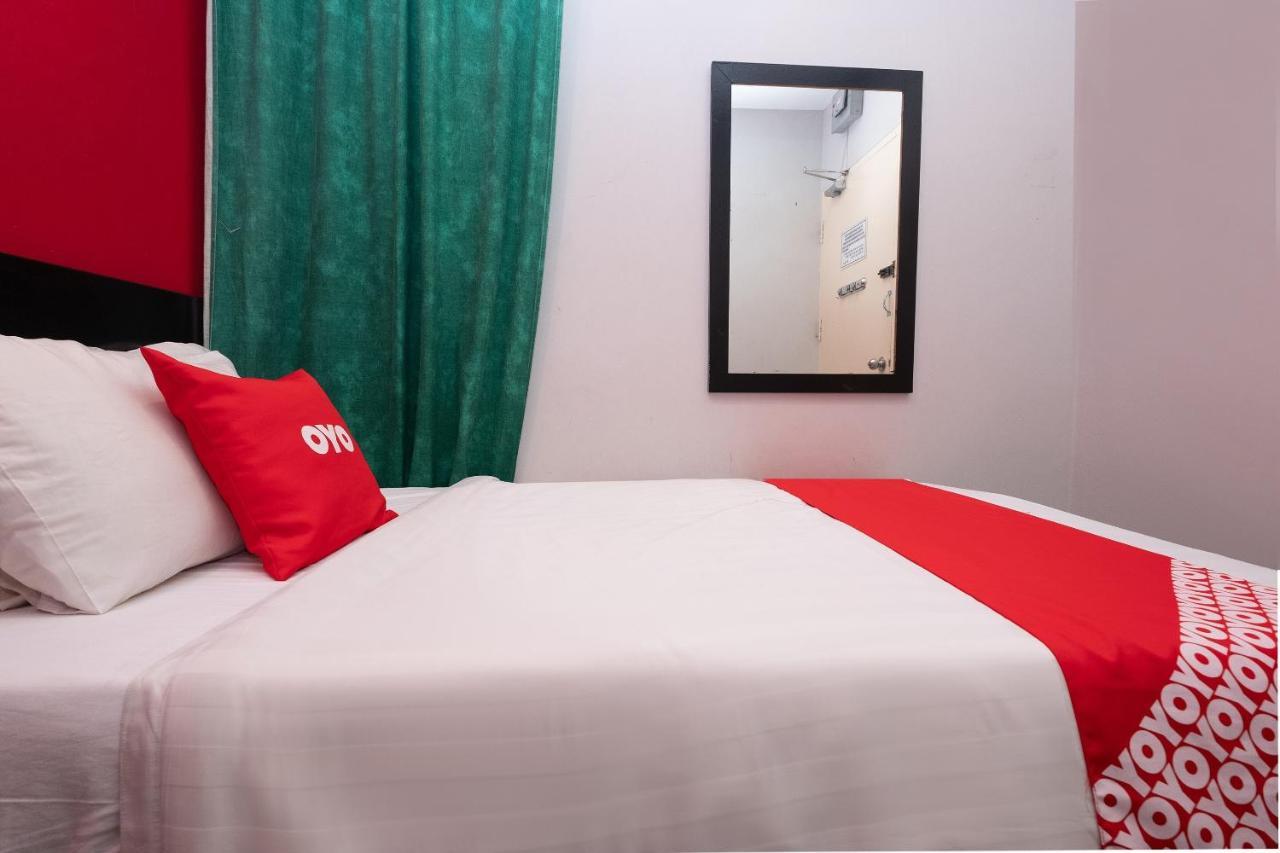 Oyo 90050 V Hotel Телук-Інтан Екстер'єр фото