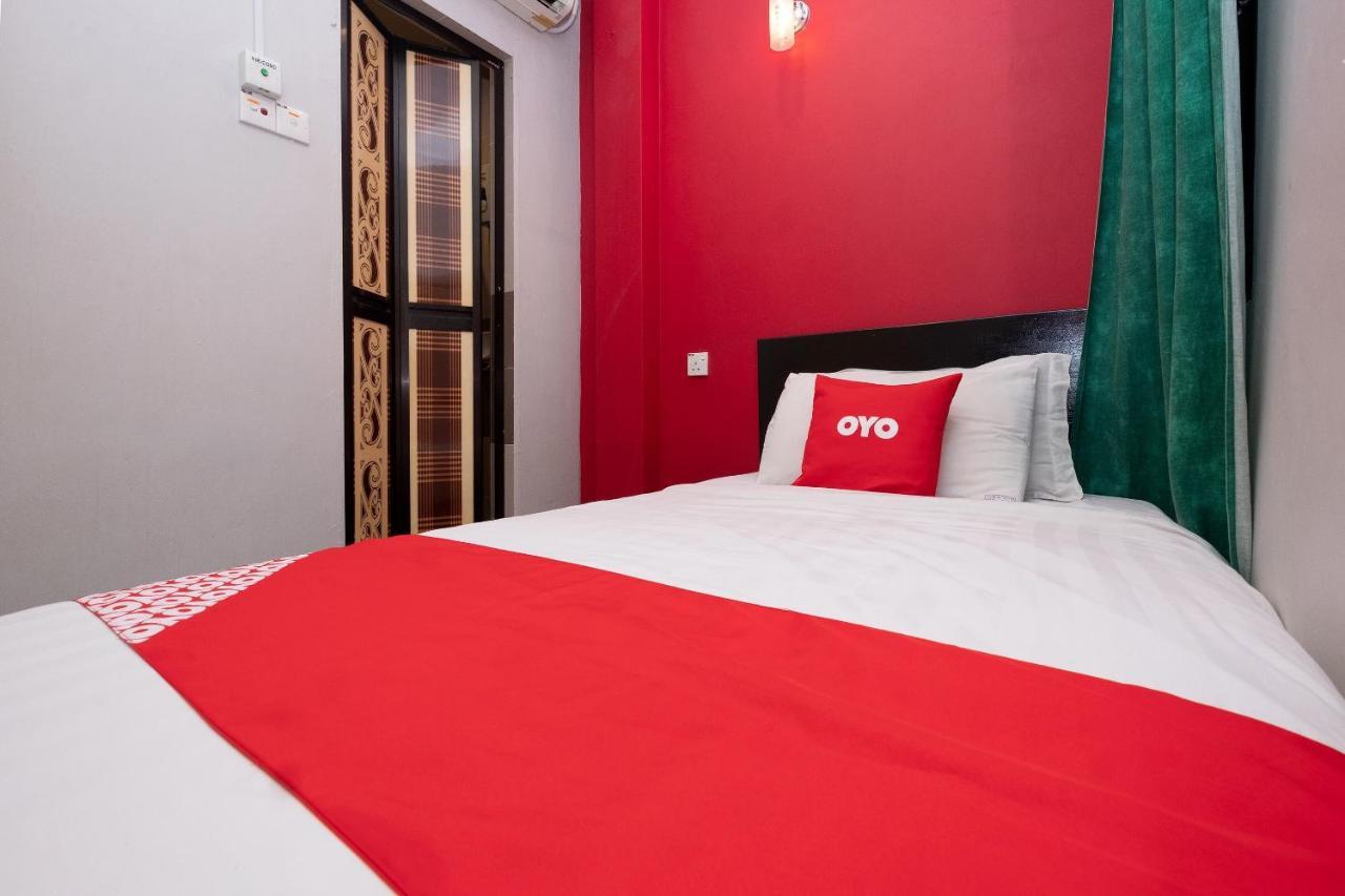 Oyo 90050 V Hotel Телук-Інтан Екстер'єр фото