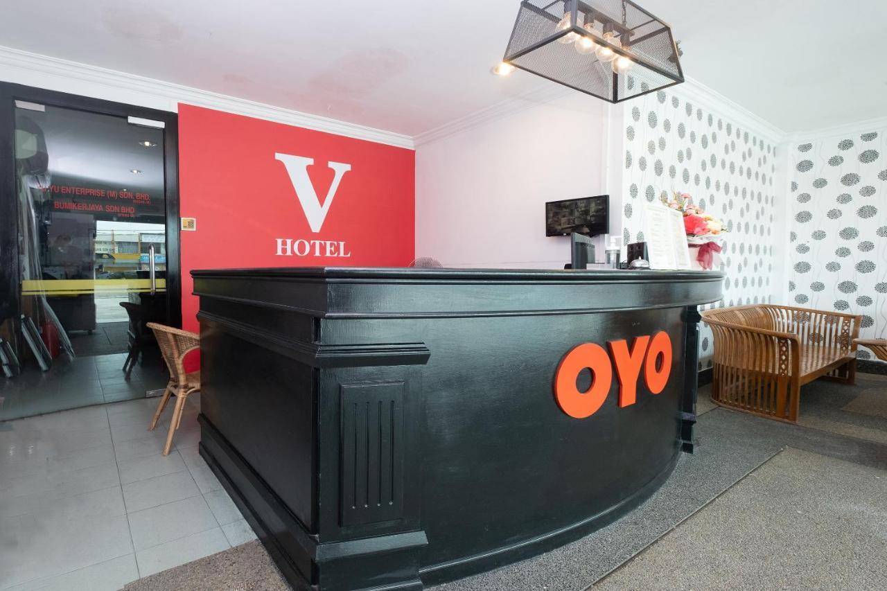 Oyo 90050 V Hotel Телук-Інтан Екстер'єр фото