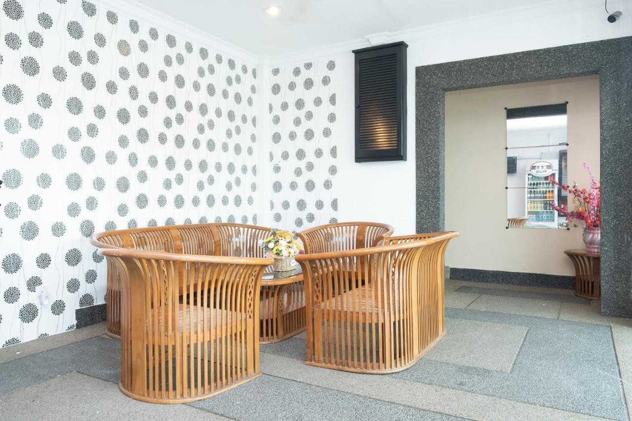 Oyo 90050 V Hotel Телук-Інтан Екстер'єр фото