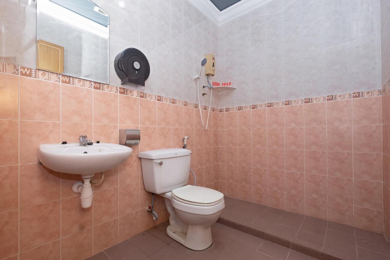 Oyo 90050 V Hotel Телук-Інтан Екстер'єр фото