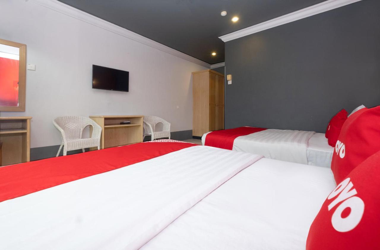 Oyo 90050 V Hotel Телук-Інтан Екстер'єр фото