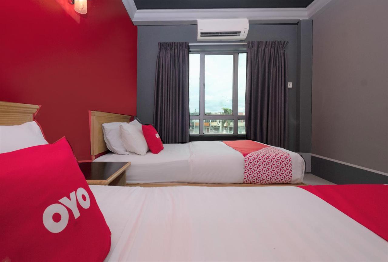 Oyo 90050 V Hotel Телук-Інтан Екстер'єр фото