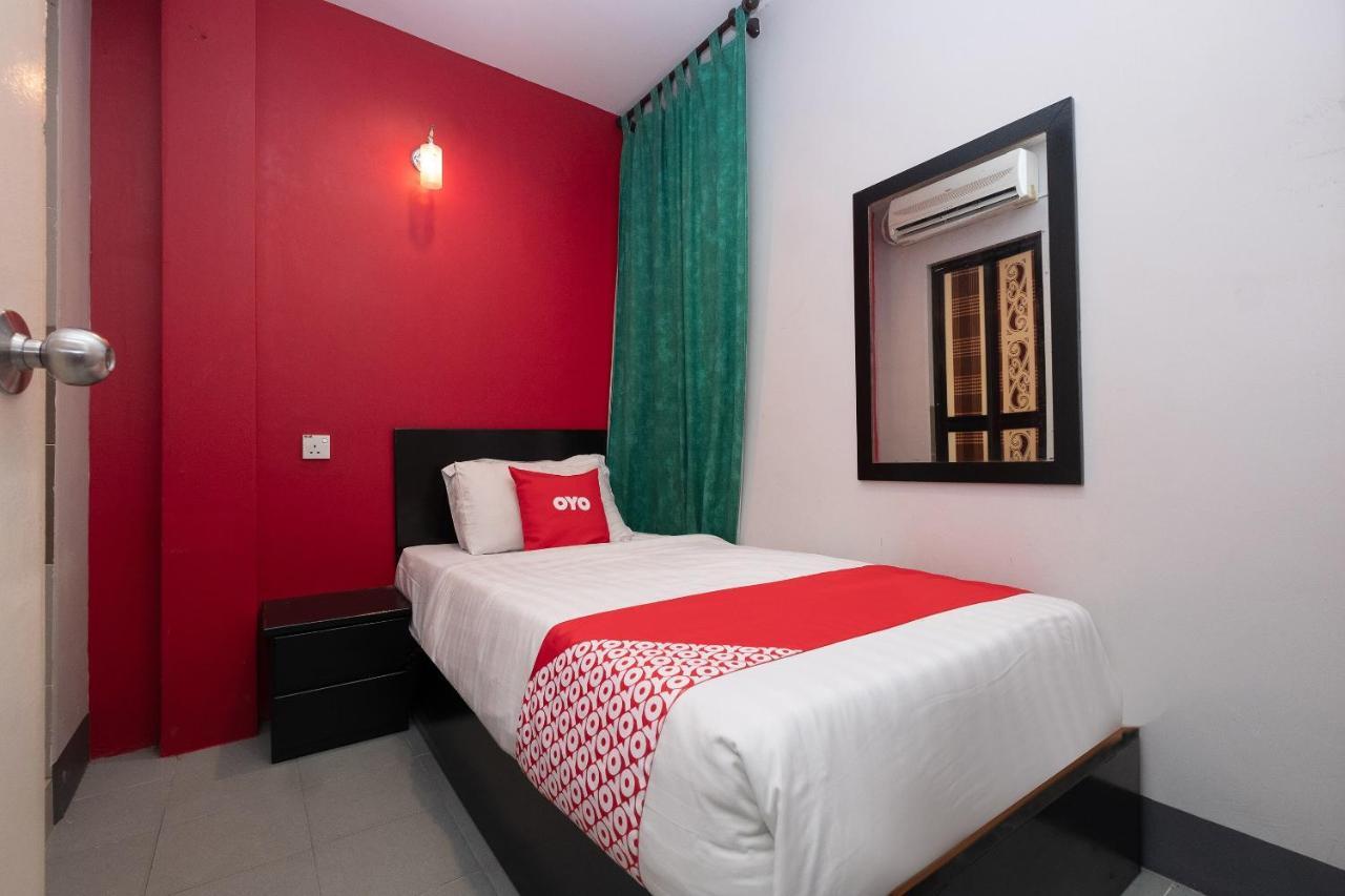 Oyo 90050 V Hotel Телук-Інтан Екстер'єр фото