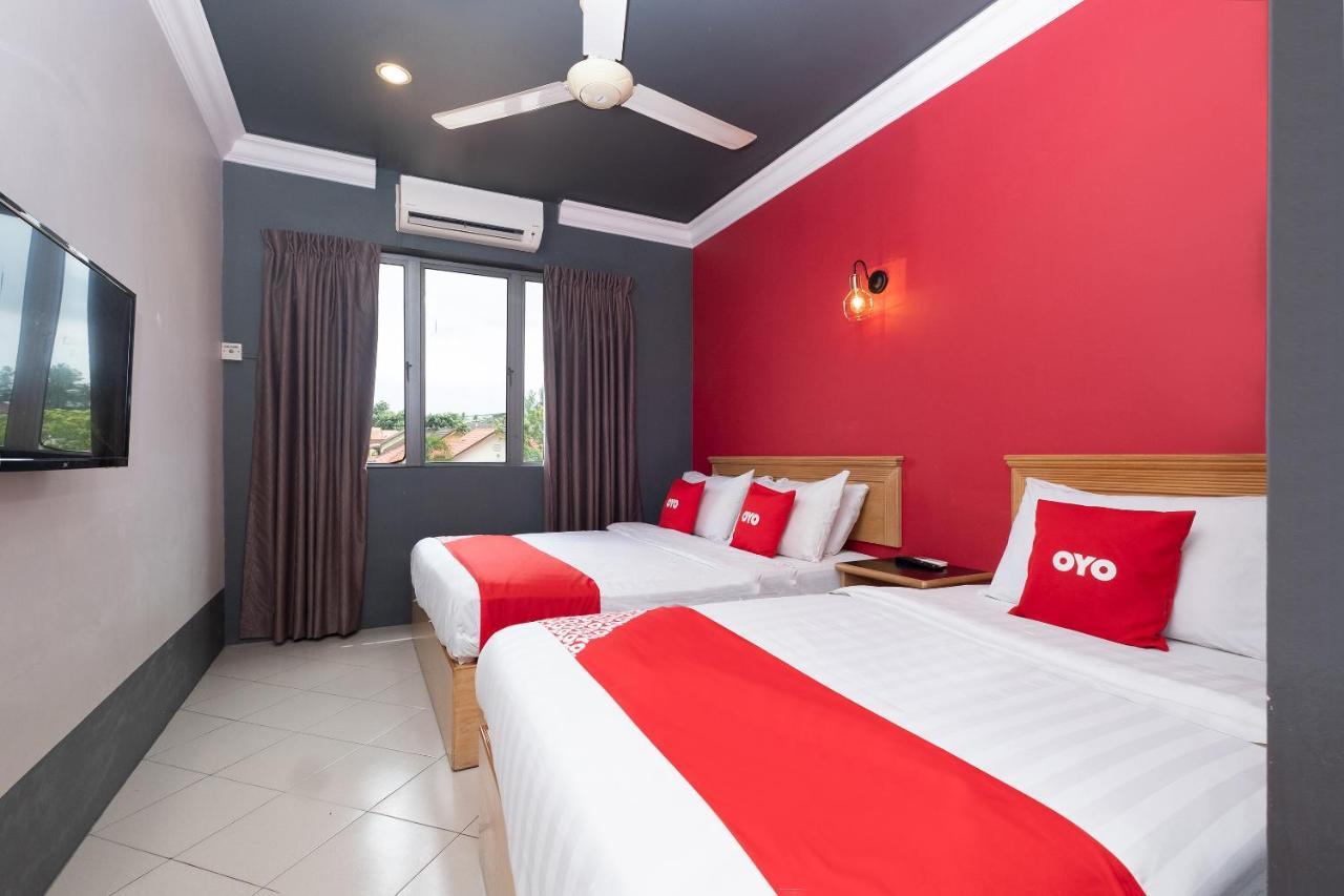 Oyo 90050 V Hotel Телук-Інтан Екстер'єр фото