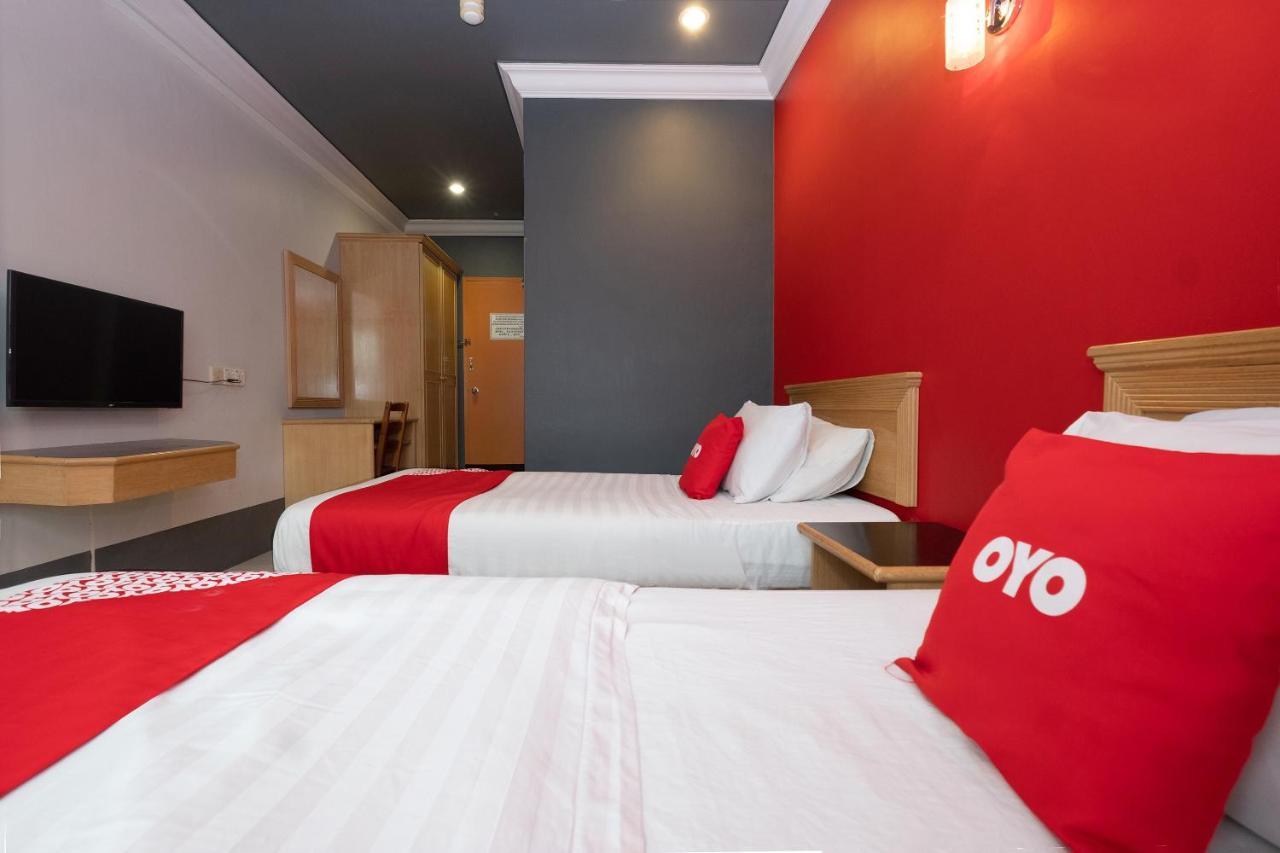 Oyo 90050 V Hotel Телук-Інтан Екстер'єр фото