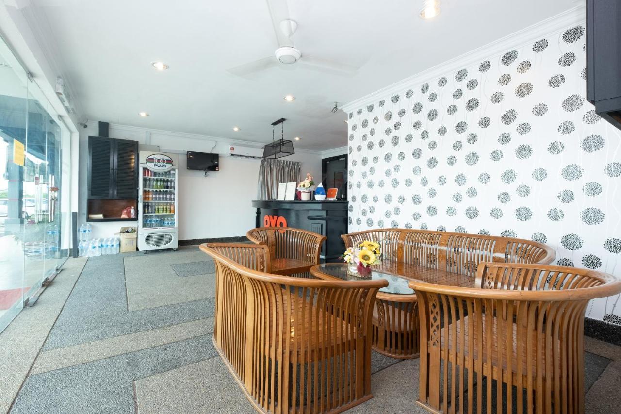 Oyo 90050 V Hotel Телук-Інтан Екстер'єр фото