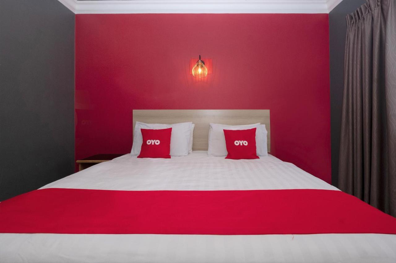 Oyo 90050 V Hotel Телук-Інтан Екстер'єр фото