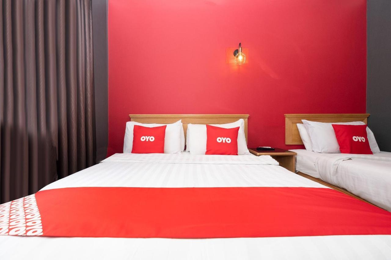 Oyo 90050 V Hotel Телук-Інтан Екстер'єр фото