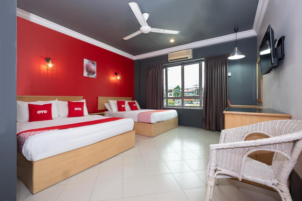Oyo 90050 V Hotel Телук-Інтан Екстер'єр фото