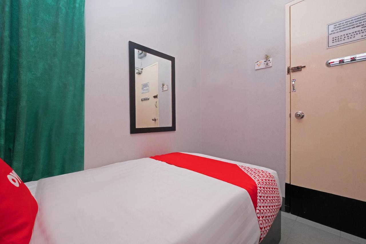 Oyo 90050 V Hotel Телук-Інтан Екстер'єр фото
