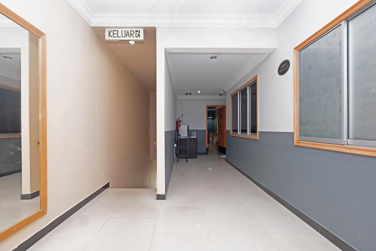 Oyo 90050 V Hotel Телук-Інтан Екстер'єр фото