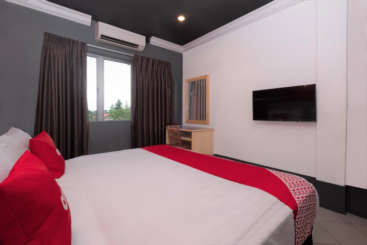 Oyo 90050 V Hotel Телук-Інтан Екстер'єр фото