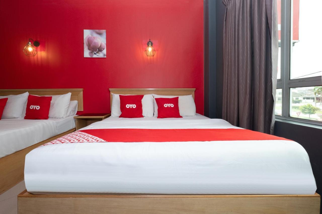 Oyo 90050 V Hotel Телук-Інтан Екстер'єр фото