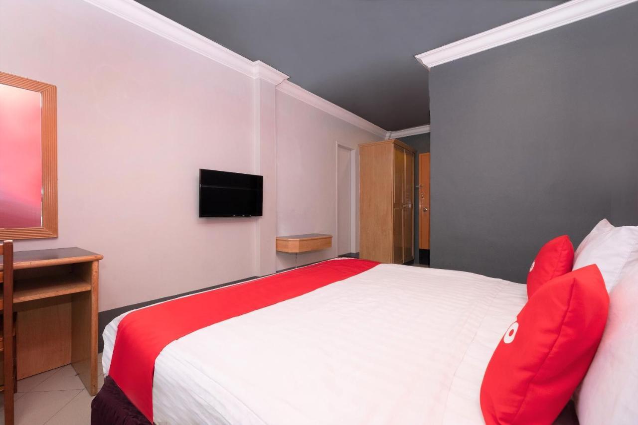Oyo 90050 V Hotel Телук-Інтан Екстер'єр фото