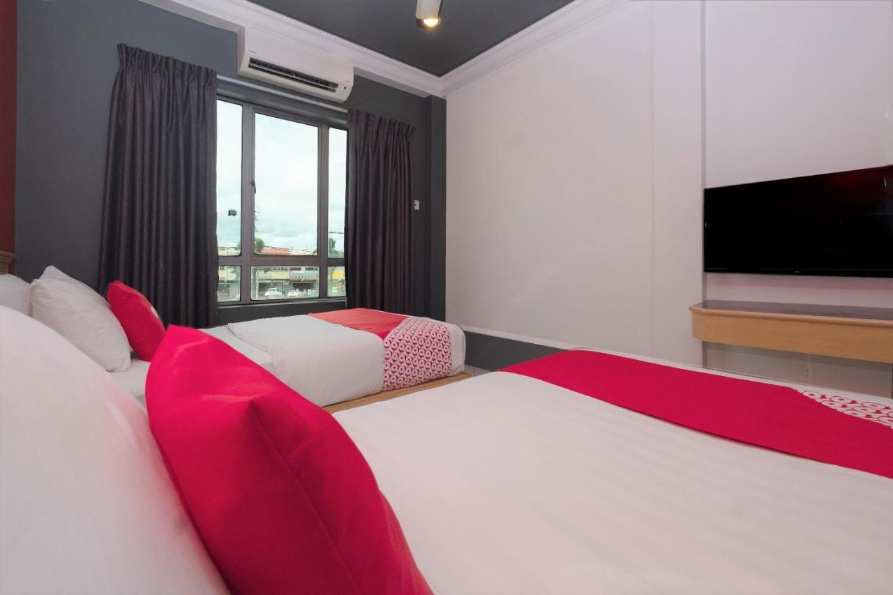 Oyo 90050 V Hotel Телук-Інтан Екстер'єр фото